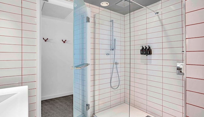Radisson RED Glasgow - Bathroom
