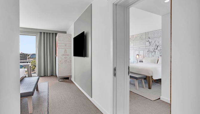 Radisson RED Glasgow - Family Stay  Connected Rooms