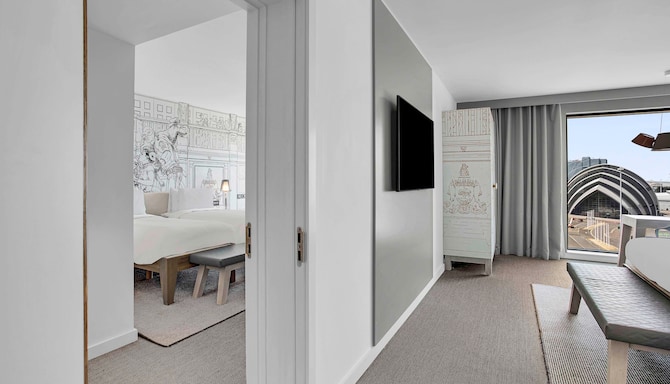 Radisson RED Glasgow - Family Stay  Connected Rooms
