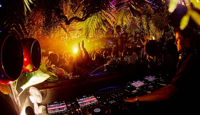 Radisson RED Glasgow - Soundgarden DJ and crowd