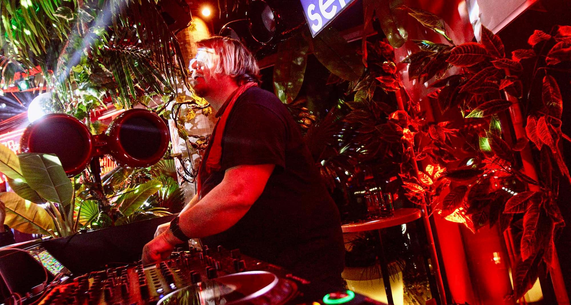 Radisson RED Glasgow - seladoria at RED Sky Bar