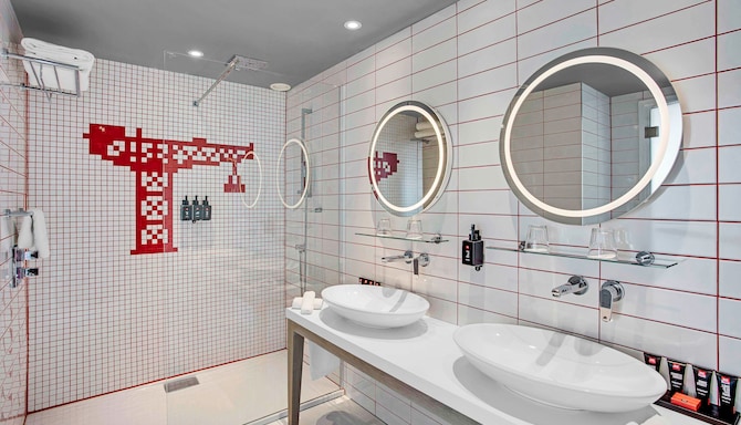 Radisson RED Glasgow - Sweet Suite -  Bathroom