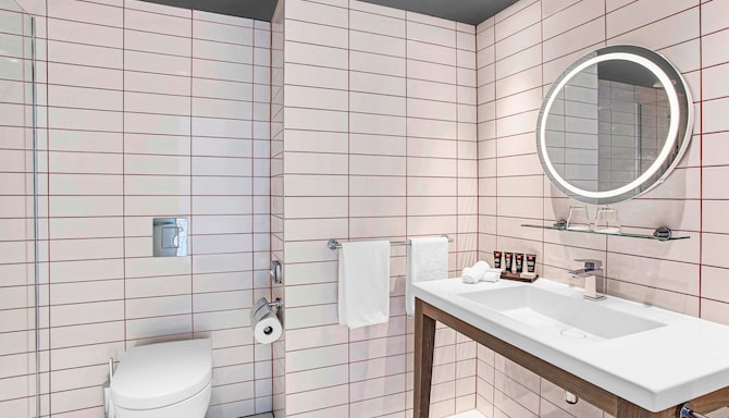 Radisson RED Glasgow - Junior Suite - Bathroom