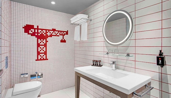 Radisson RED Glasgow - Junior Suite - Bathroom