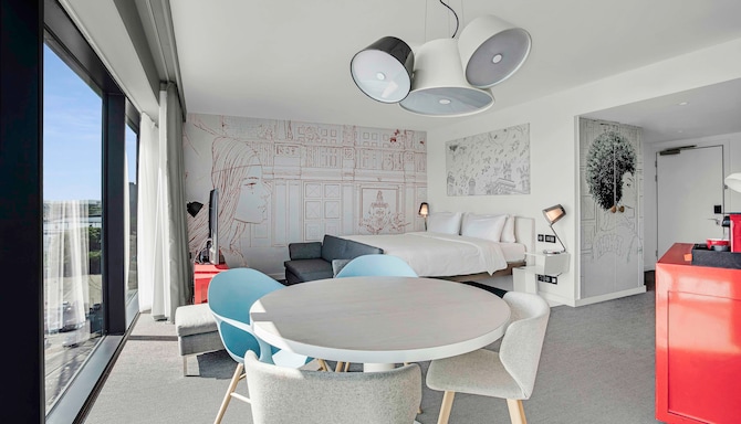 Radisson RED Glasgow - Junior Suite - River View