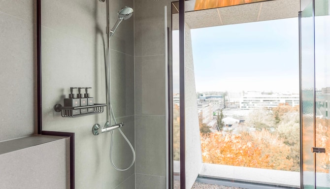 Radisson RED Helsinki - Huoneen kylpyamme