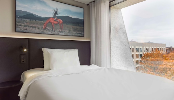 Radisson RED Helsinki - Hotellihuone