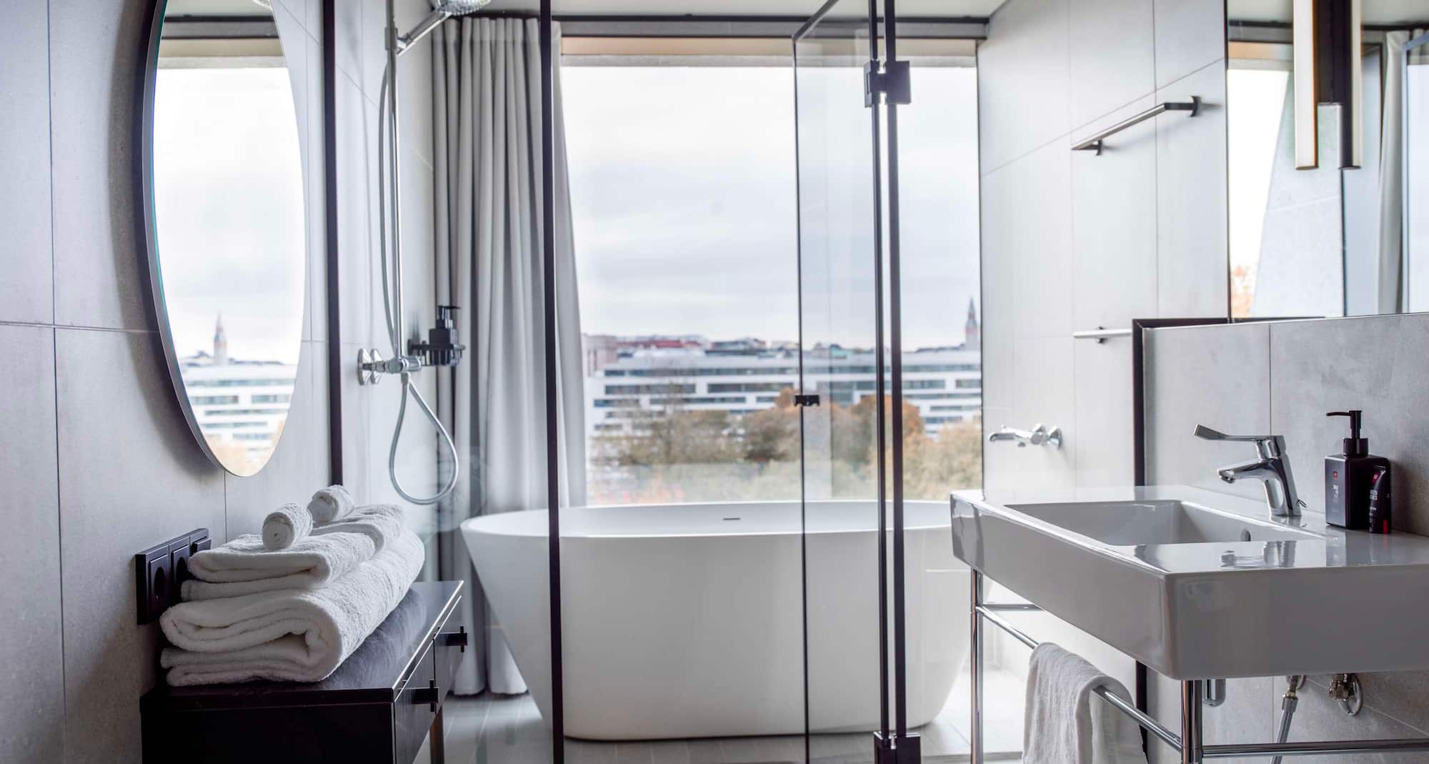 Radisson RED Helsinki - Suite bath