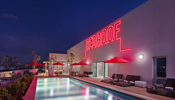 Radisson RED Hotel, Dubai Silicon Oasis - Red Roof and pool at night