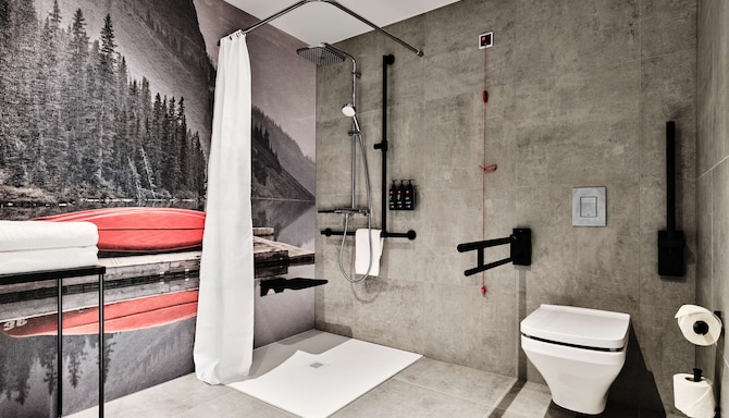 Radisson RED Hotel & Radisson RED Apartments, Krakow - Gästezimmer Bad (barrierefrei)