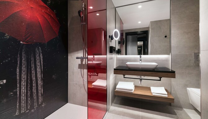 Radisson RED Hotel &amp; Apartments, Kraków - Bad im Gästezimmer