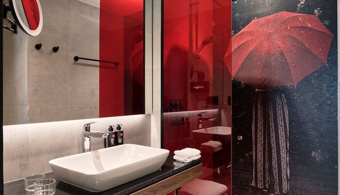 Radisson RED Hotel & Radisson RED Apartments, Krakow - Suite Bad