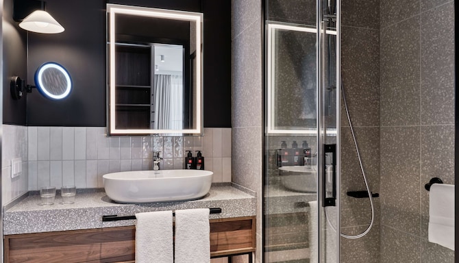 Radisson RED Hotel & Radisson RED Apartments, Krakow - Bad im Gästezimmer