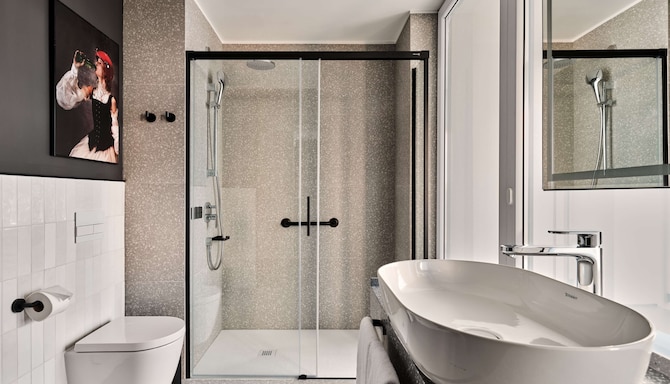 Radisson RED Hotel & Radisson RED Apartments, Krakow - Bad im Gästezimmer