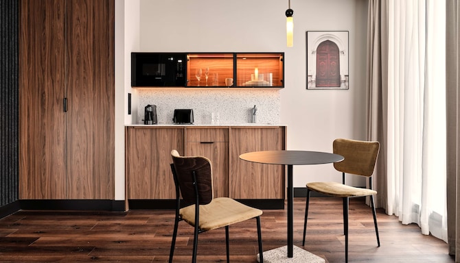 Radisson RED Hotel & Radisson RED Apartments, Krakow - Suite Küche / Küchenzeile