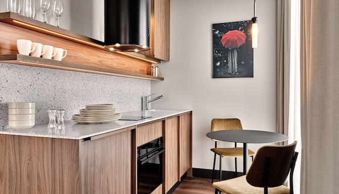 Radisson RED Hotel & Radisson RED Apartments, Krakow - Gästezimmer Küche / Küchenzeile