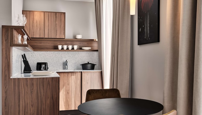 Radisson RED Hotel & Radisson RED Apartments, Krakow - Gästezimmer Küche / Küchenzeile