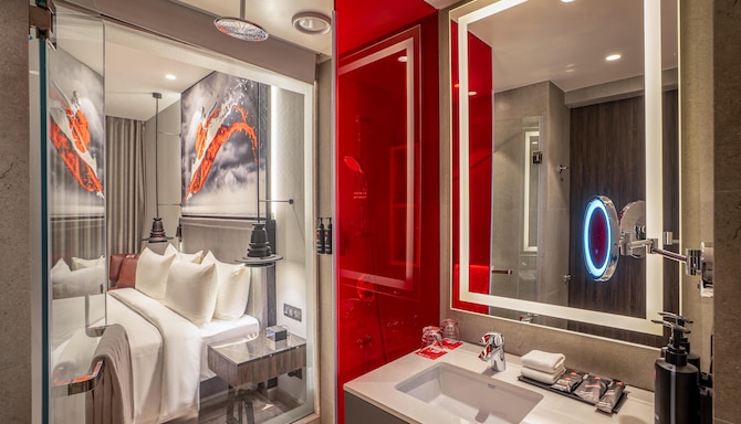 Radisson RED Indore - Superior King bed & bathroom