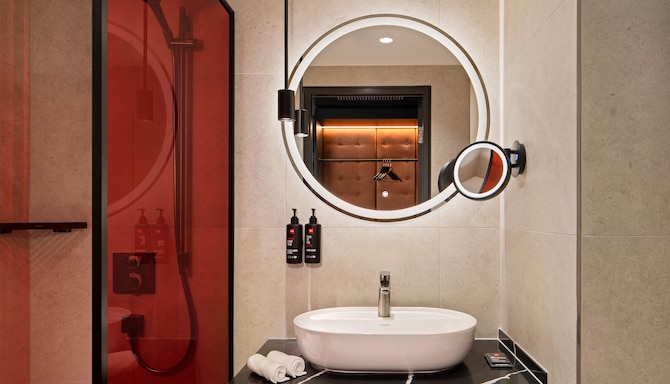 Radisson RED Innsbruck - Bad im Gästezimmer