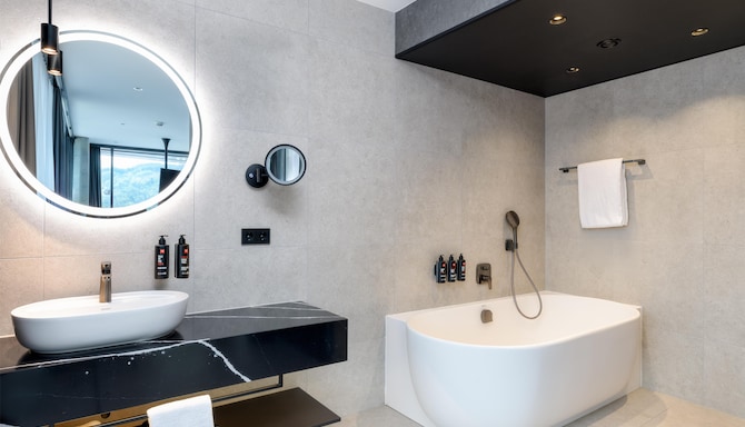 Radisson RED Innsbruck - Suite Bath