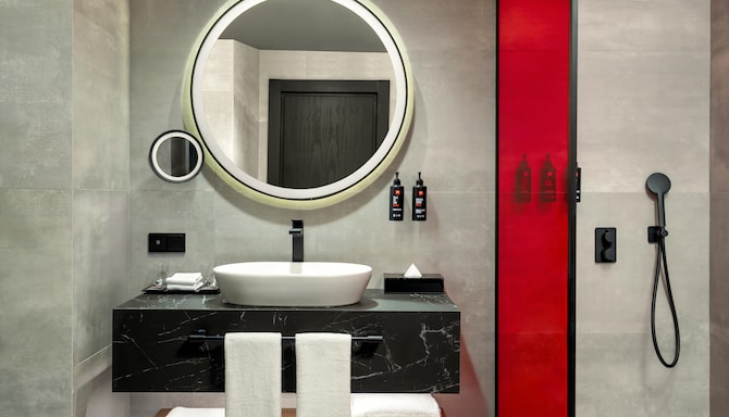 Radisson RED Izmir Point Bornova - Guest room bath