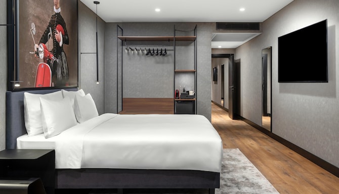 Radisson RED Izmir Point Bornova - Family King Room