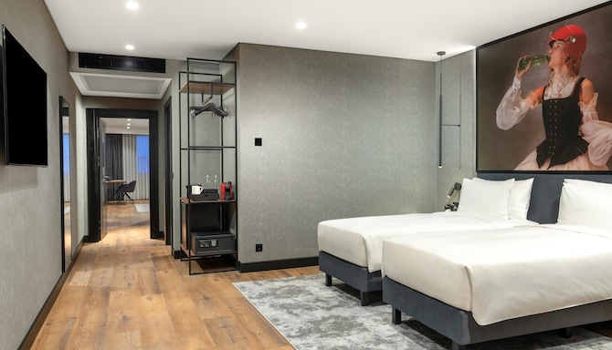 Radisson RED Izmir Point Bornova - Family Room