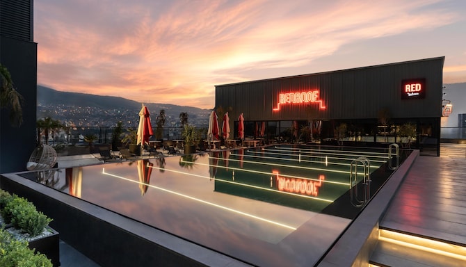 Radisson RED Izmir Point Bornova - Pool