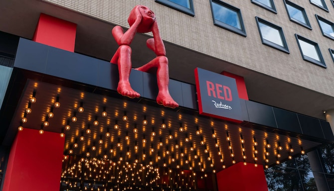 Radisson RED Hotel, Johannesburg Rosebank - Statue on entrance