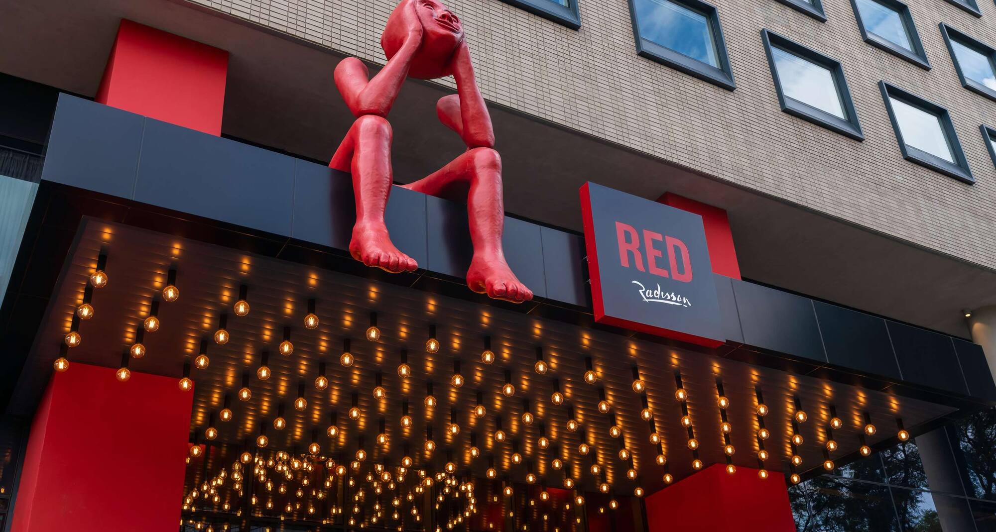 Radisson RED Hotel, Johannesburg Rosebank - Statue on entrance