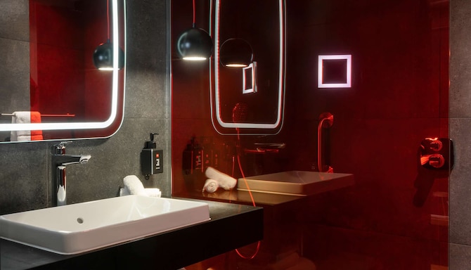 Radisson RED Johannesburg Rosebank - Bathroom