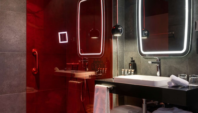 Radisson RED Johannesburg Rosebank - Guest Room Bathroom