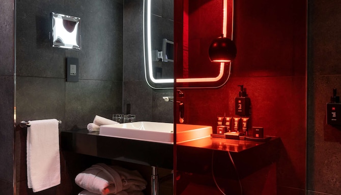 Radisson RED Johannesburg Rosebank - Shower and mirror