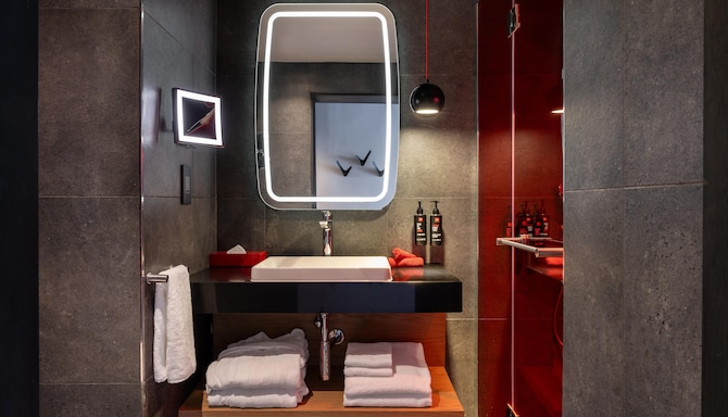 Radisson RED Johannesburg Rosebank - Superior Bathroom