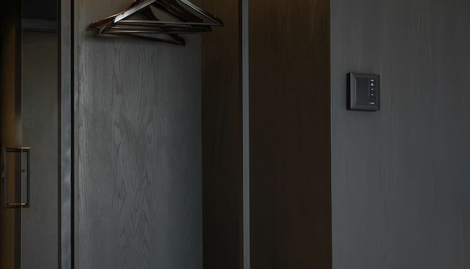 Radisson RED Johannesburg Rosebank - Standard Room wardrobe