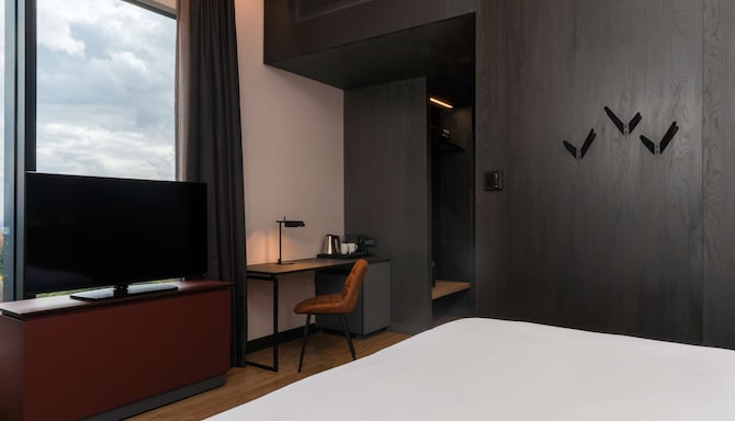 Radisson RED Johannesburg Rosebank - In room TV and amenities