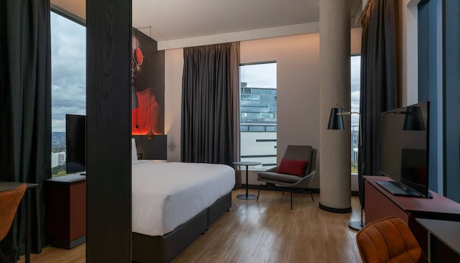 Radisson RED Hotel, Johannesburg Rosebank - Bedroom view