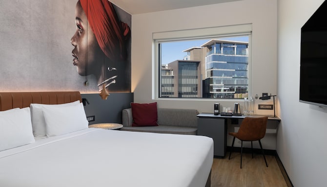 Radisson RED Johannesburg Rosebank - Standard with Desk and View
