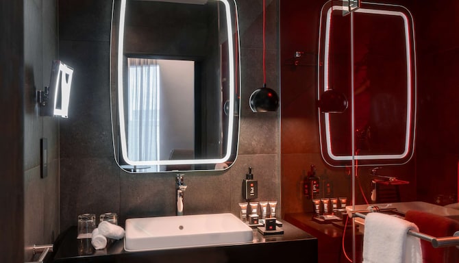 Radisson RED Johannesburg Rosebank - Premium One Bedroom Suite bathroom
