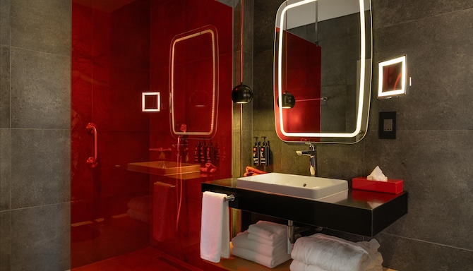 Radisson RED Johannesburg Rosebank - Junior Suite bathroom