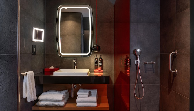 Radisson RED Johannesburg Rosebank - Junior Suite Bathroom