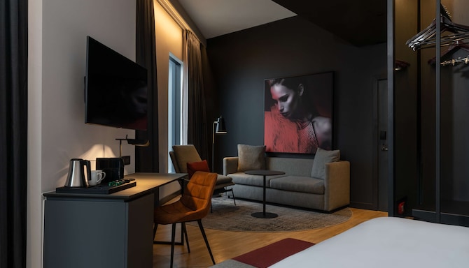Radisson RED Johannesburg Rosebank - Premium One Bedroom Suite lounge