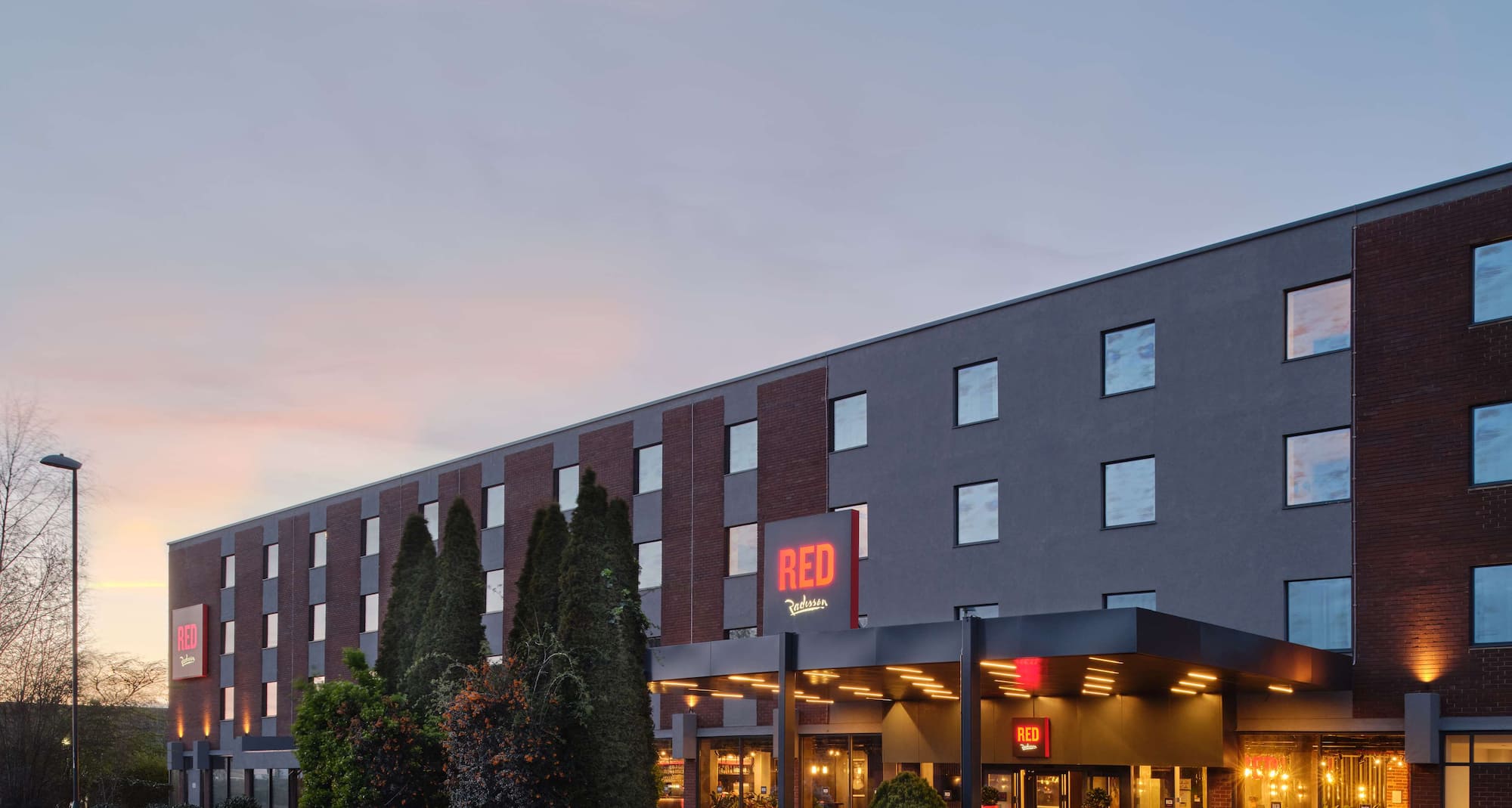 Radisson RED London Gatwick Airport - 外景