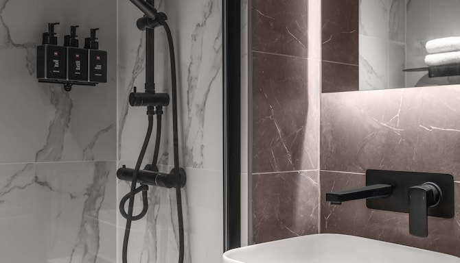 Radisson RED London Gatwick Airport - Guest Room Bathroom