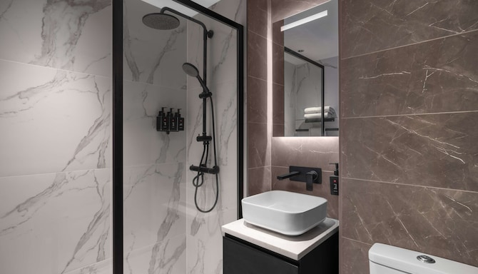 Radisson RED London Gatwick Airport - Bathroom