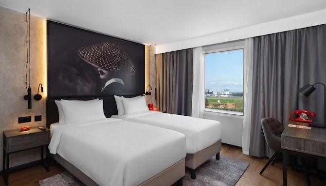 Radisson RED London Gatwick Airport - Standard Room with Runway View