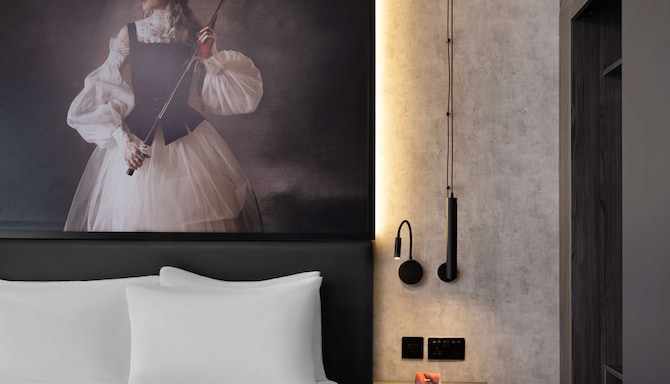 Radisson RED London Gatwick Airport - Guest Room