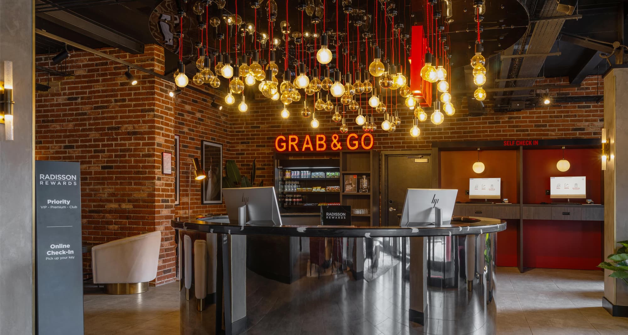 Radisson RED Gatwick Airport - 接待