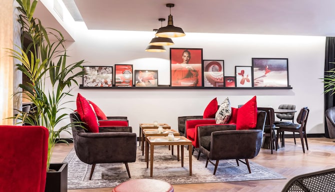 Radisson RED London Heathrow - Executive lounge