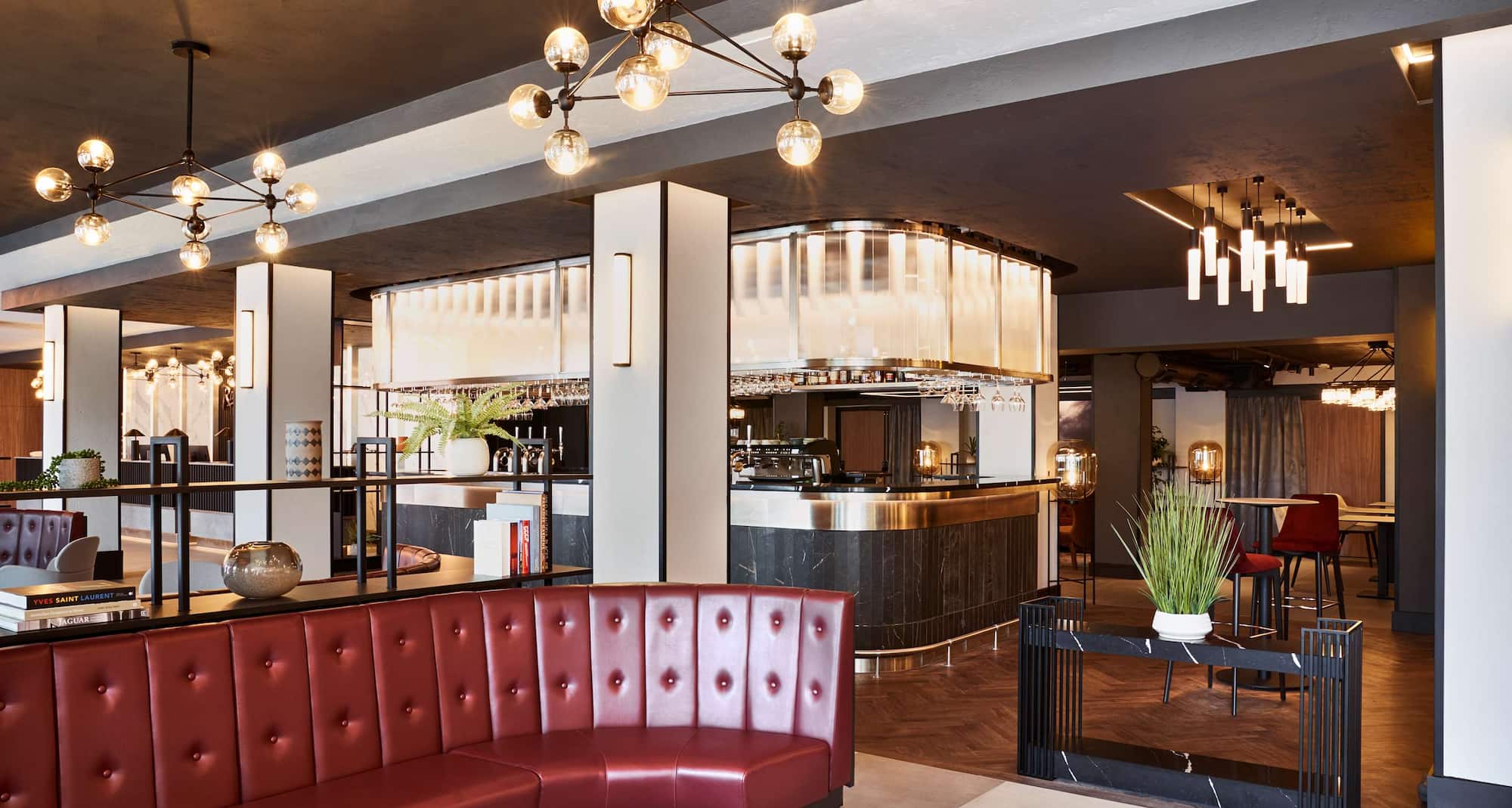 Radisson RED London Heathrow - Loungebar Hope & Glory